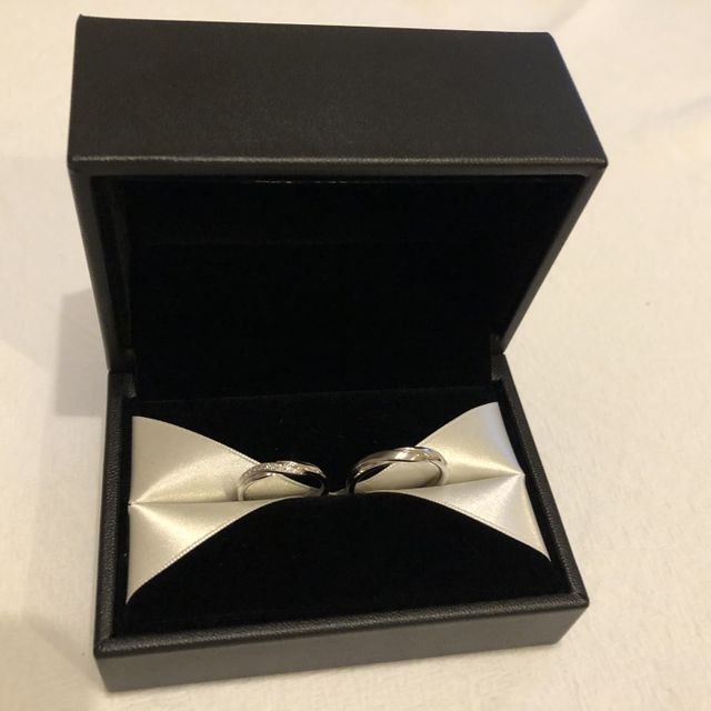 【エクセルコダイヤモンド(EXELCO DIAMOND)の口コミ】 指にフィットする。
華やかさも兼ねている。
ペアリングとしても、横並び…