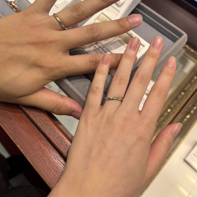 【ケイウノ ブライダル(K.UNO BRIDAL)の口コミ】 ふたつを重ねるとハートになるという可愛らしい指輪です。窪んでいるとこ…