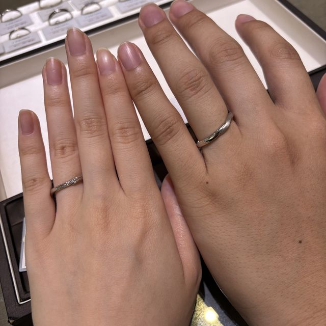 【アイプリモ(I-PRIMO)の口コミ】 新郎側にもデザイン性のある珍しい指輪だと思います。片方につや消しがさ…