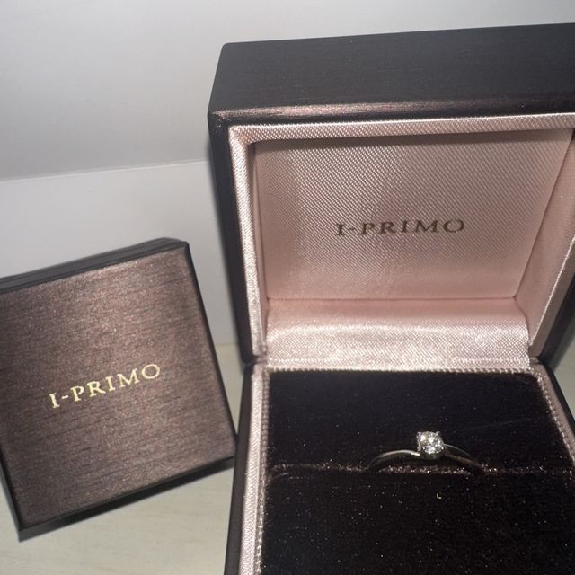 【アイプリモ(I-PRIMO)の口コミ】 他の指輪には無いリングがねじれている分指にフィットしやすく長時間付け…