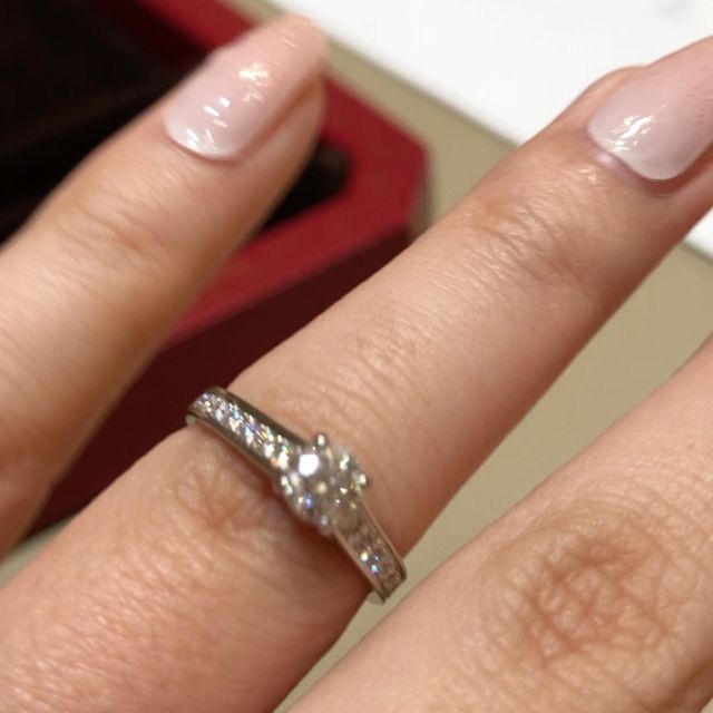【カルティエ(Cartier)の口コミ】 ダイヤモンドの輝きが他と比べて一際美しく素材も高品質で安心して長く使…