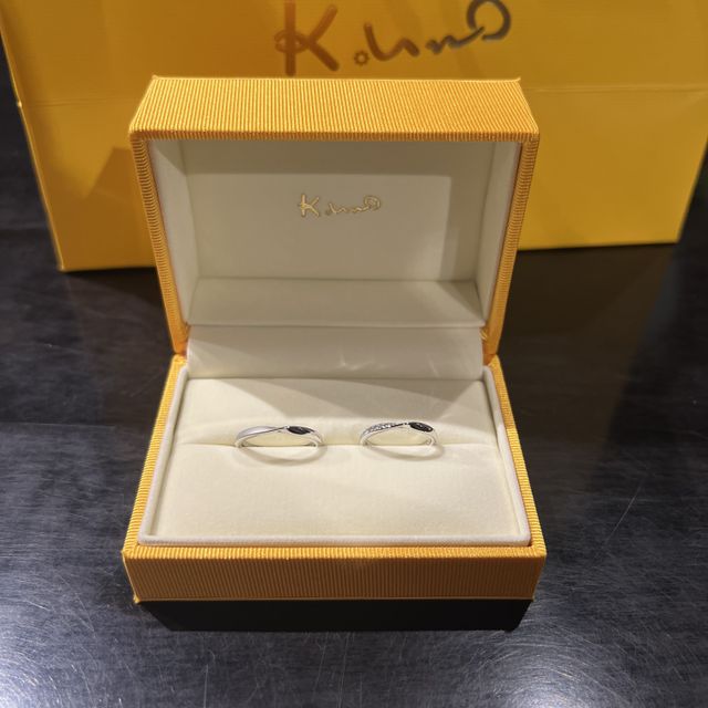 【ケイウノ ブライダル(K.UNO BRIDAL)の口コミ】 指が綺麗に見えるデザインにしたく、V字のもの中心で見ていました。お互い…