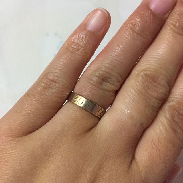 【グッチ(GUCCI)の口コミ】 有名ブランドでそこまで高くなく、シンプルなデザインが欲しかったのでこ…