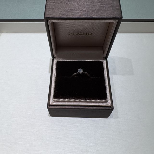 【アイプリモ(I-PRIMO)の口コミ】 6本爪でダイヤモンドが支えられており王道ぽさがあると思いきや、横から見…