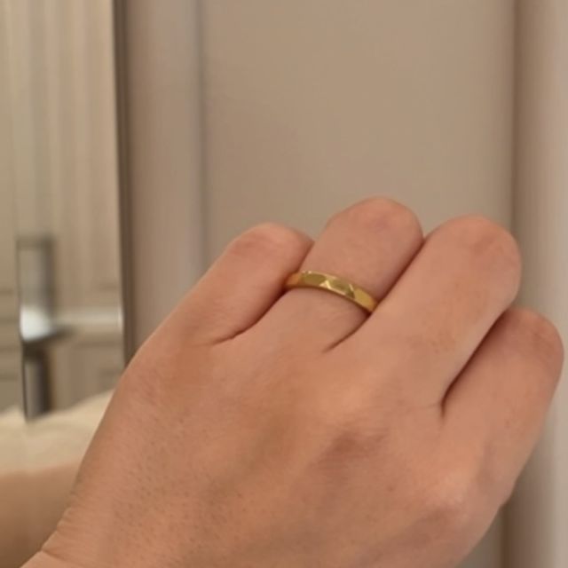 【ラザール ダイヤモンド(LAZARE DIAMOND)の口コミ】 カットされたデザインになっています。鍛造製法で丈夫な造りになっている…