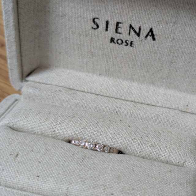 【SIENAROSE(シエナロゼ)の口コミ】 TOMOSU（燈す）と言う名前のついたエンゲージリングで、ロゼチナと言うこ…