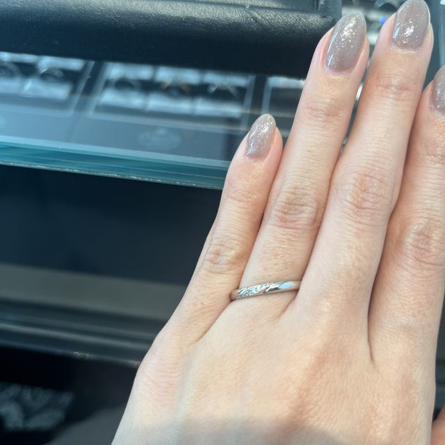 【エクセルコダイヤモンド(EXELCO DIAMOND)の口コミ】 中央に斜めラインでダイアモンドが５つ埋め込まれています。その横にもラ…