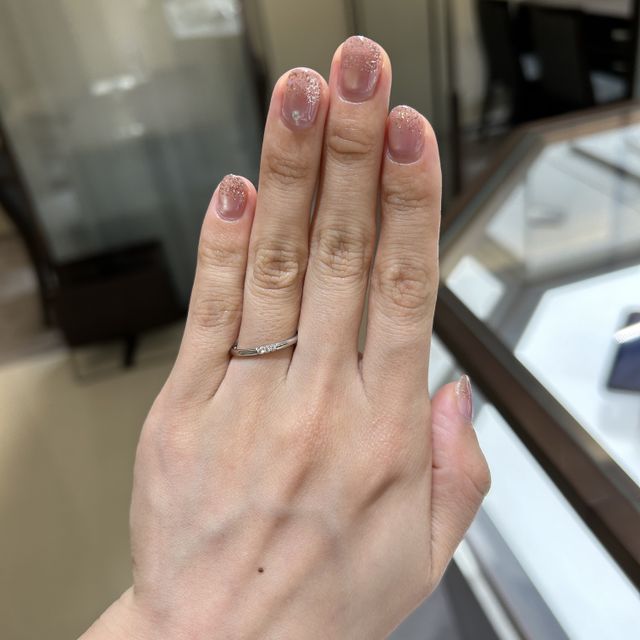 【俄(にわか)の口コミ】 シンプルなデザインでダイヤの主張も適度に感じられる3石ストレートのこと…