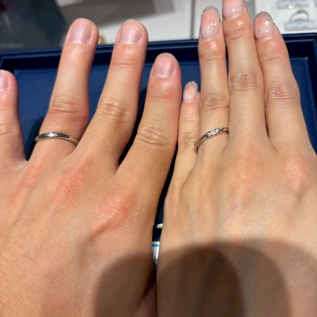 【銀座ダイヤモンドシライシの口コミ】 2人の共通の希望はウェーブ、幅が細めのものでした。そして彼はシンプルで…