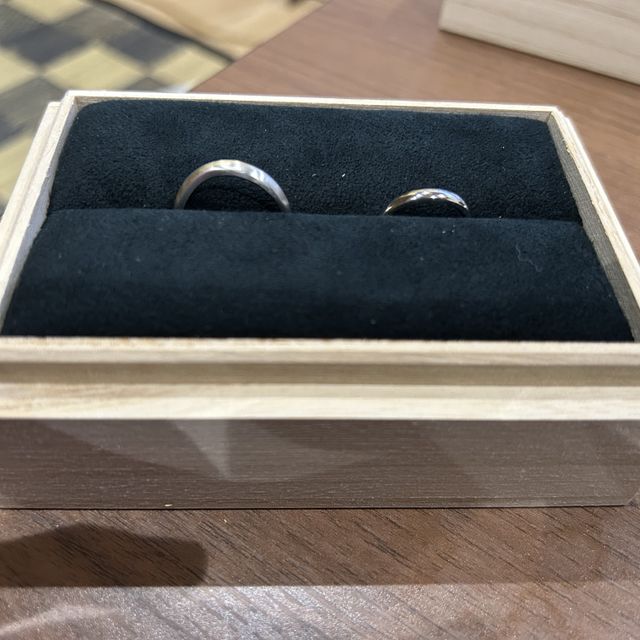 【出雲結(いずもゆい)の口コミ】 緩やかなカーブがあり、真ん中にゴールドが施されている。シンプルなのに…