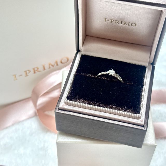 【アイプリモ(I-PRIMO)の口コミ】 シンプルかつリングにデザインが施されていて華やかさがある。王道の婚約…