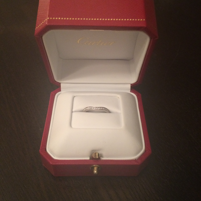 【カルティエ(Cartier)の口コミ】 私はどうしても婚約指輪と重ね付けがしたかったので、重ね付けありきのデ…