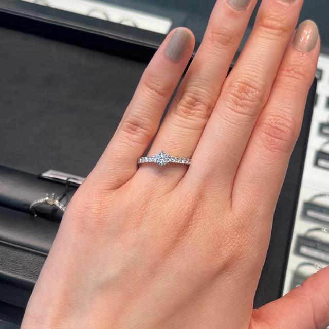 【ラザール ダイヤモンド(LAZARE DIAMOND)の口コミ】 シンプルなものよりは、ダイヤモンドのキラキラが目立つようなデザインを…