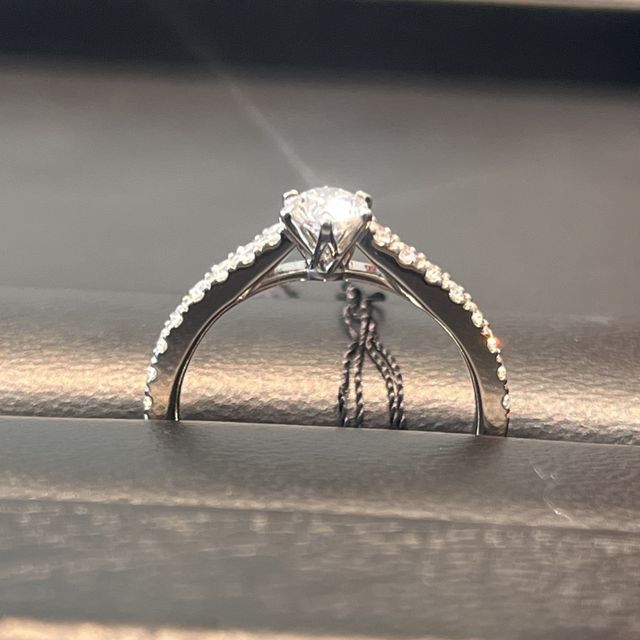 【ラザール ダイヤモンド(LAZARE DIAMOND)の口コミ】 シンプルなものよりは、ダイヤモンドのキラキラが目立つようなデザインを…