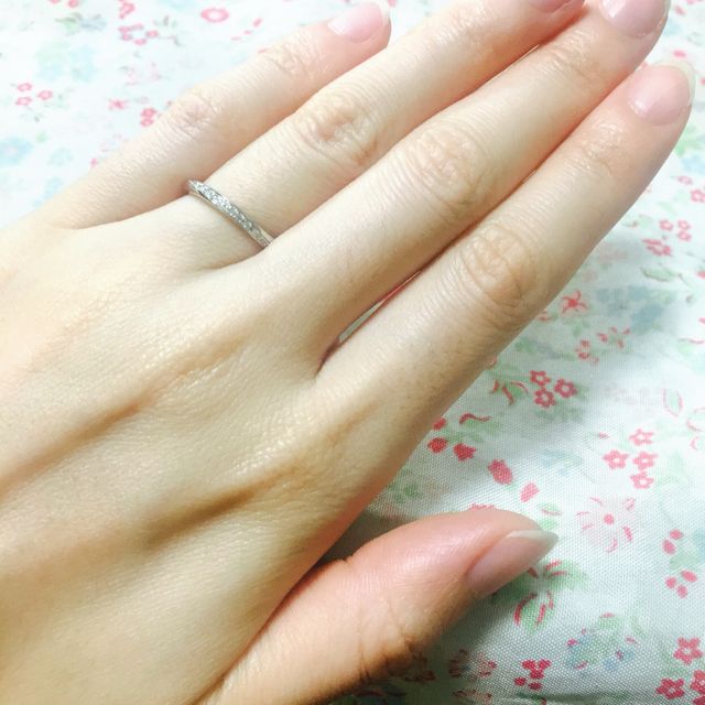 【銀座ダイヤモンドシライシの口コミ】 婚約指輪にもピッタリで、程よく輝くシンプルな作りに一目惚れしました。…