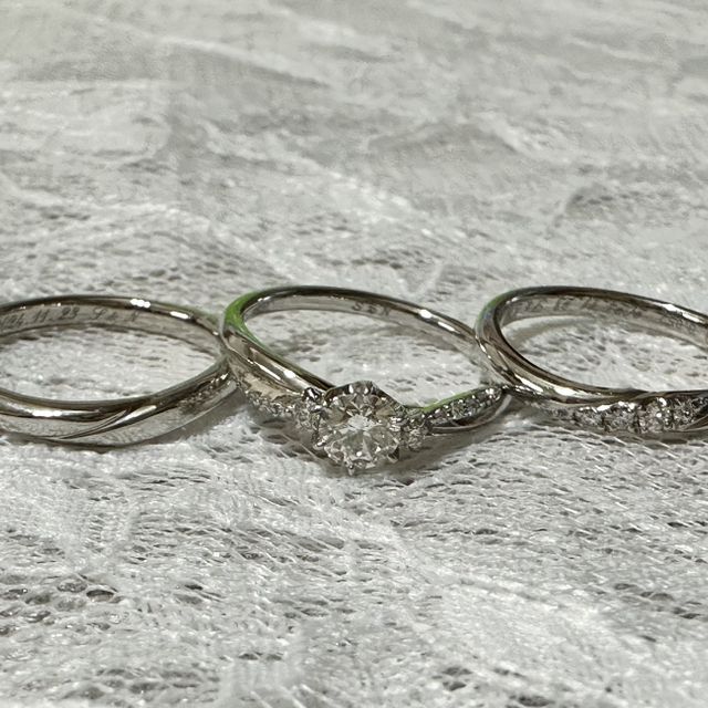 【銀座ダイヤモンドシライシの口コミ】 シンプルで飽きがこないデザインです。ダイヤが斜めのライン上に入ってい…