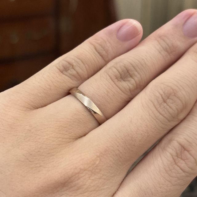 【TANZO.(鍛造指輪)の口コミ】 全くの無地というのも面白く無かったため、斜めのデザインを入れつつもシ…