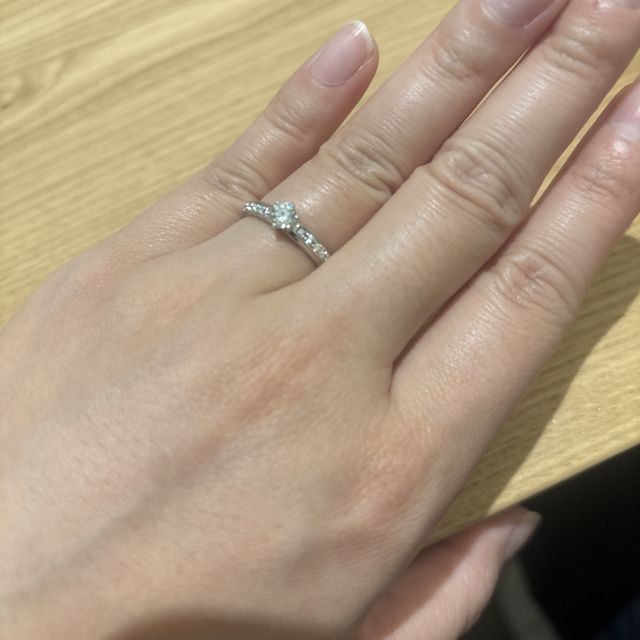 【出雲結(いずもゆい)の口コミ】 とてもキラキラしておりダイヤモンドが映えるように感じる。
誕生石や他の…