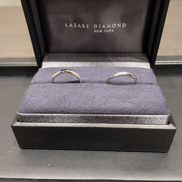 【ラザール ダイヤモンド(LAZARE DIAMOND)の口コミ】 細すぎずダイヤが輝いているところが可愛いと思います。若干カクカクして…