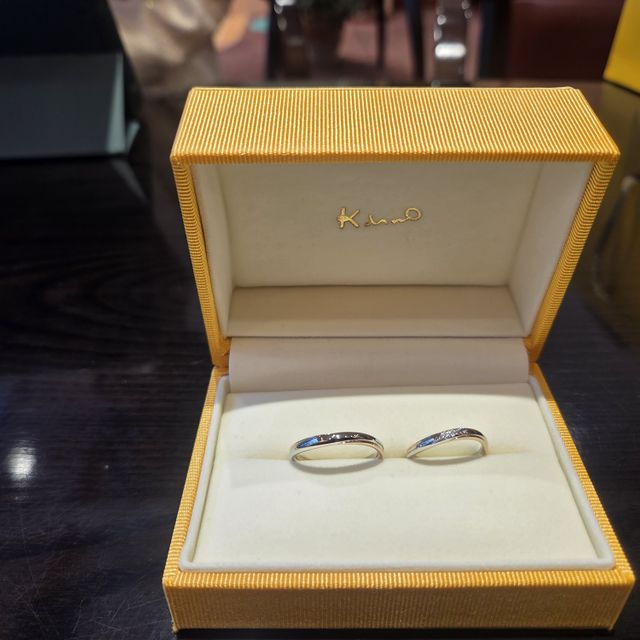 【ケイウノ ブライダル(K.UNO BRIDAL)の口コミ】 プラチナとピンクゴールドの2色の金属が入っているのでシンプルなだけでな…