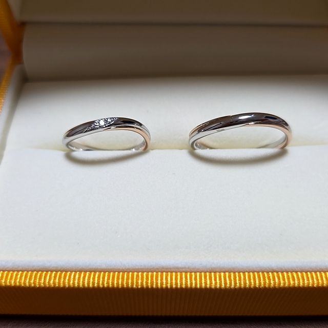 【ケイウノ ブライダル(K.UNO BRIDAL)の口コミ】 シルバーとピンクゴールドの2色を組み合わせてウェーブをかけたデザインを…