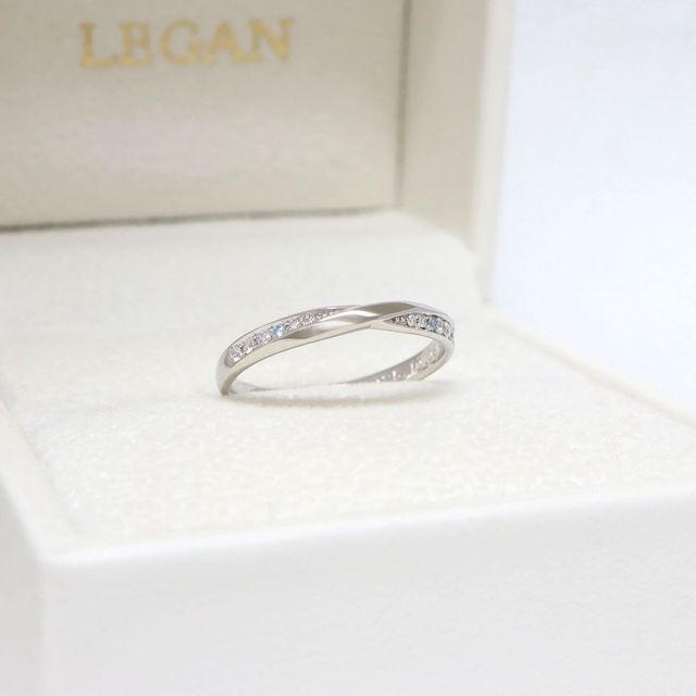【LEGAN(レガン)の口コミ】 婚約指輪との重ね付けを考えており、左右に広がるメレダイヤタイプのコメ…