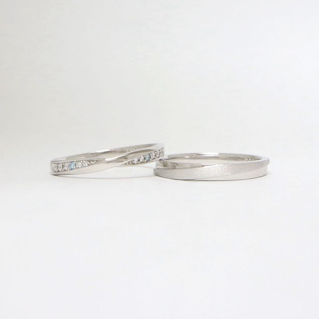 【LEGAN(レガン)の口コミ】 婚約指輪との重ね付けを考えており、左右に広がるメレダイヤタイプのコメ…