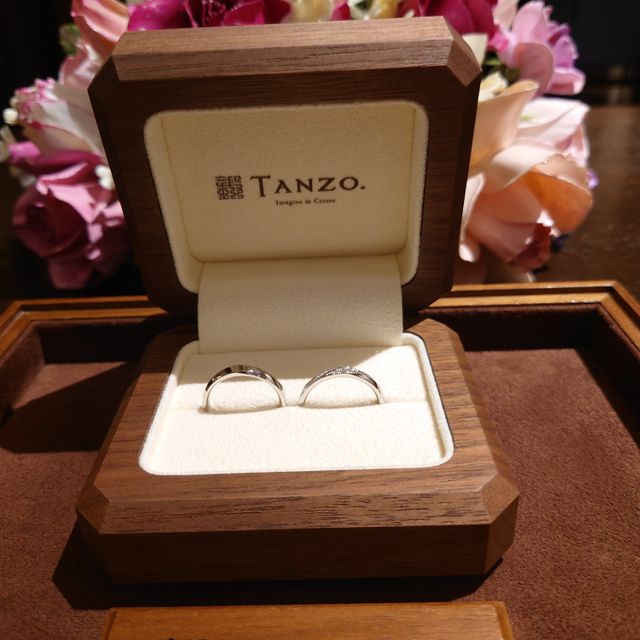 【TANZO.(鍛造指輪)の口コミ】 シンプルながらにデザインが細かく遠目から見てもキラキラ輝いているよう…