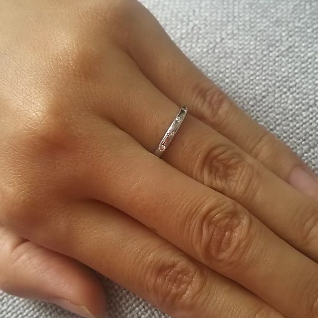 【ブルガリ(BVLGARI)の口コミ】 細めでまっすぐな指輪でシンプルすぎないものを探し、こちらの指輪に決め…