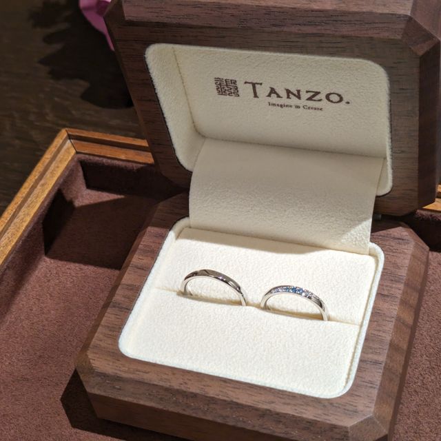【TANZO.(鍛造指輪)の口コミ】 ダイヤ9個の内、3個をブルーの色のダイヤにして、グラデーションにしまし…