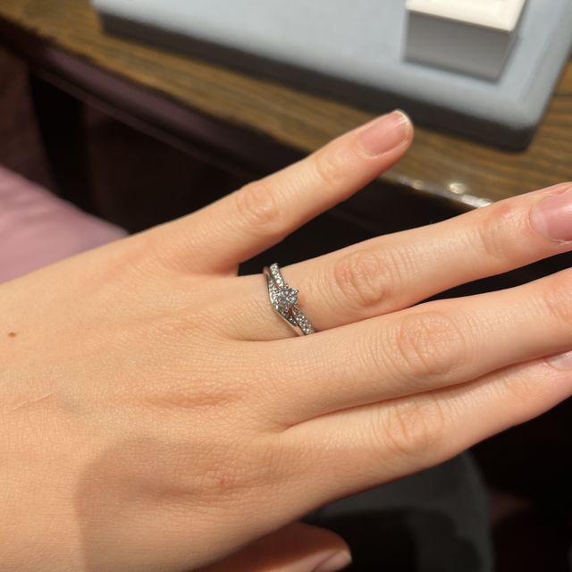 【ケイウノ ブライダル(K.UNO BRIDAL)の口コミ】 重ねた時がぴたりと重なるため気にいっています。婚約指輪はエタニティタ…