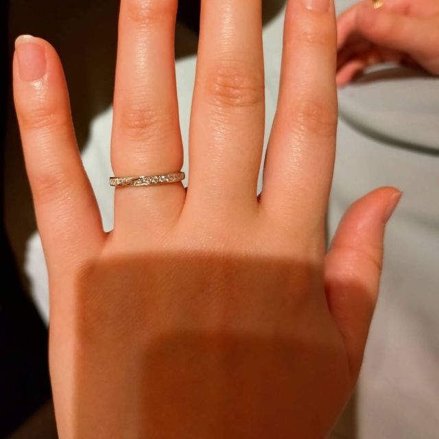 【銀座ダイヤモンドシライシの口コミ】 ・付けた瞬間から、かなり心踊らされました。ダイヤの輝きはとにかく綺麗…