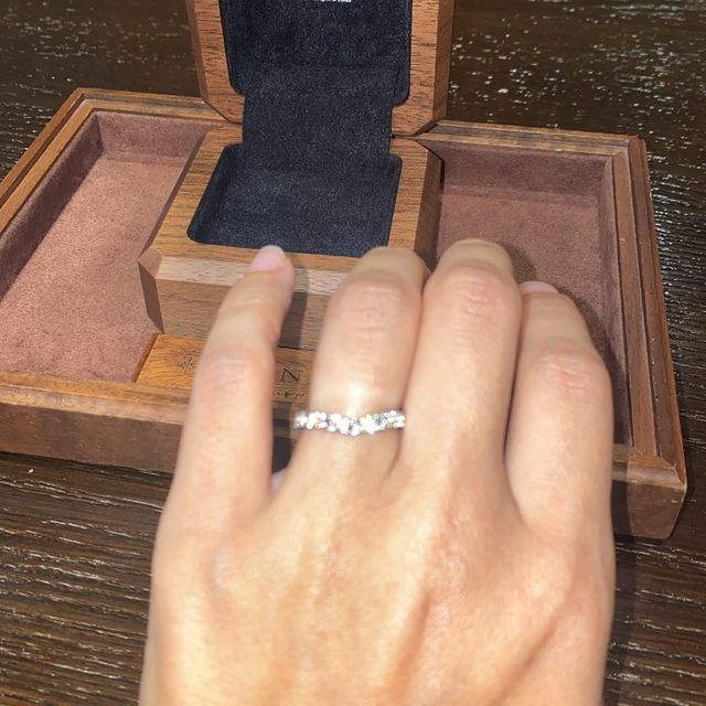 【TANZO.(鍛造指輪)の口コミ】 エタニティーで色も決められました！
珍しいVにしました
婚約指輪は使用す…
