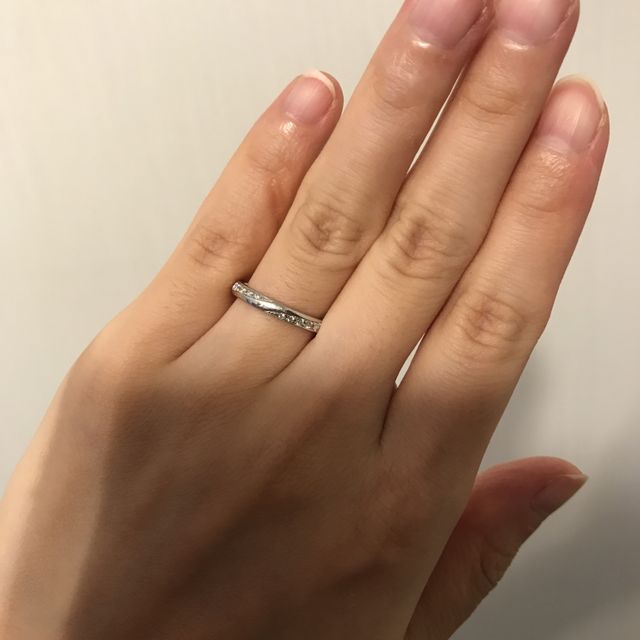 【エクセルコダイヤモンド(EXELCO DIAMOND)の口コミ】 リングに沿ってダイヤがうねるようなデザインのものが希望で、理想通りの…