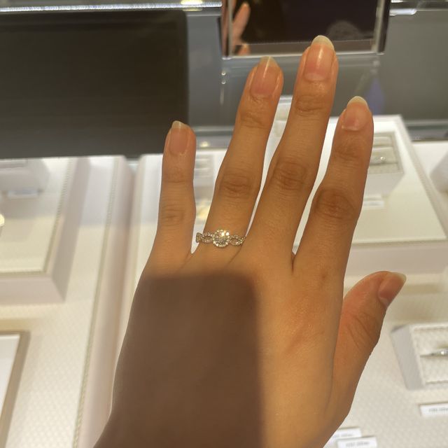 【ヴァンドーム青山(VENDOME AOYAMA)の口コミ】 指輪のデザインは、中心のダイヤモンドを囲うようにきらきらしていて、な…