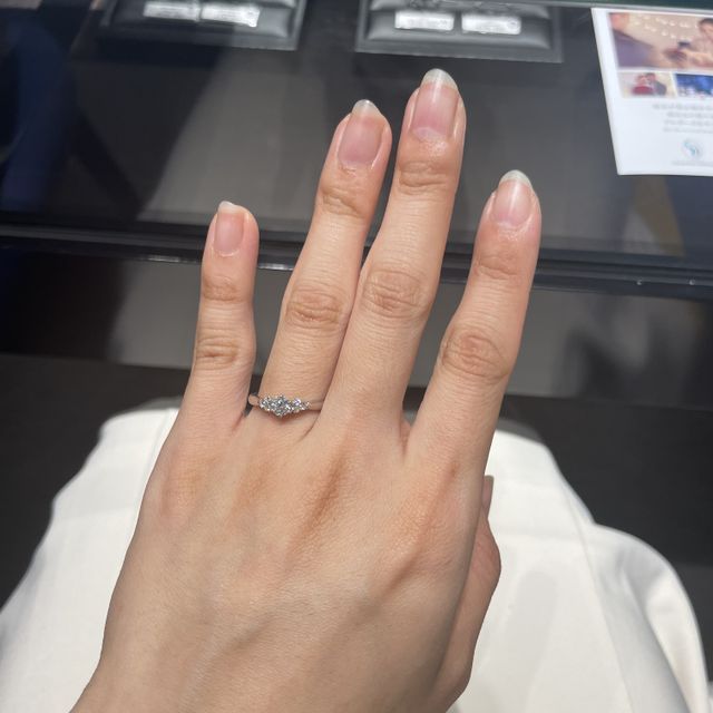 【銀座ダイヤモンドシライシの口コミ】 シンプルなのに少し大人っぽいエレガントなデザインでつけたときに上品さ…