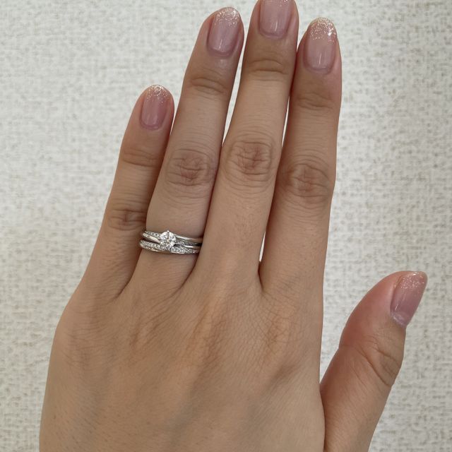 【エクセルコダイヤモンド(EXELCO DIAMOND)の口コミ】 婚約指輪を一目惚れで決めていたので、結婚指輪はそれに重ね付けができ、…
