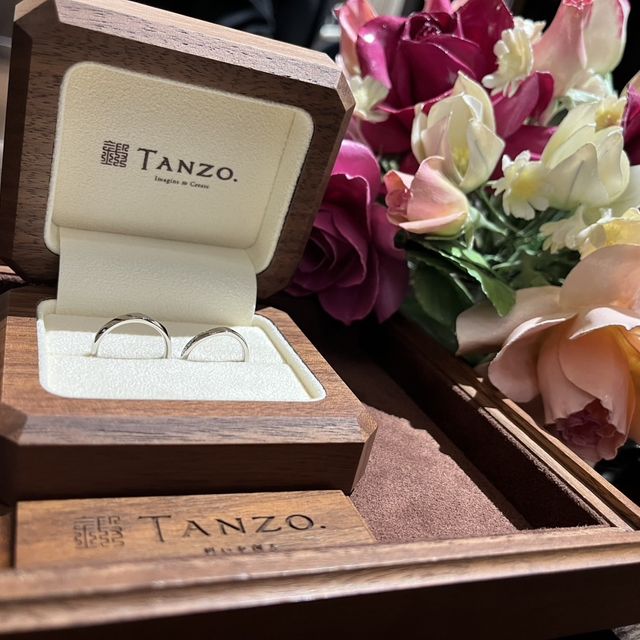 【TANZO.(鍛造指輪)の口コミ】 とても着け心地が良く、
シンプルに見えるけどサイドのダイヤモンドがキラ…