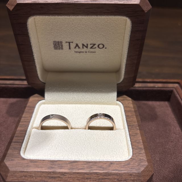 【TANZO.(鍛造指輪)の口コミ】 ブランドのイメージカラーであるシャンパンゴールドのペアリングを製造し…