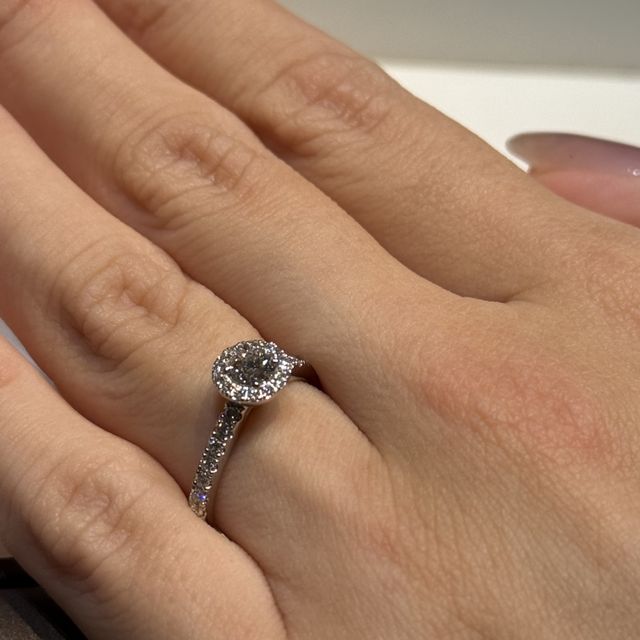 【アイプリモ(I-PRIMO)の口コミ】 0.29カラットで存在感があって気に入ってます。
囲いのダイヤがゴージャス…