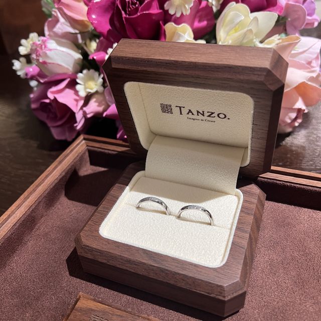 【TANZO.(鍛造指輪)の口コミ】 デザインはS字ウェーブで真ん中にダイヤ5個つけてグラデーションにしてい…