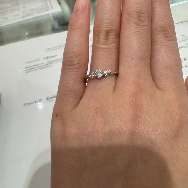 【THE KISS(ザ・キッス)の口コミ】 こちらのリングは左右の波うっている形がアリエルをイメージしたデザイン…