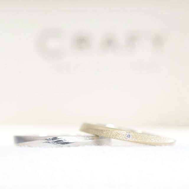 【CRAFY(クラフィ)の口コミ】 指輪のデザインは緩やかにひねりを入れました。新婦側のシャンパンゴール…
