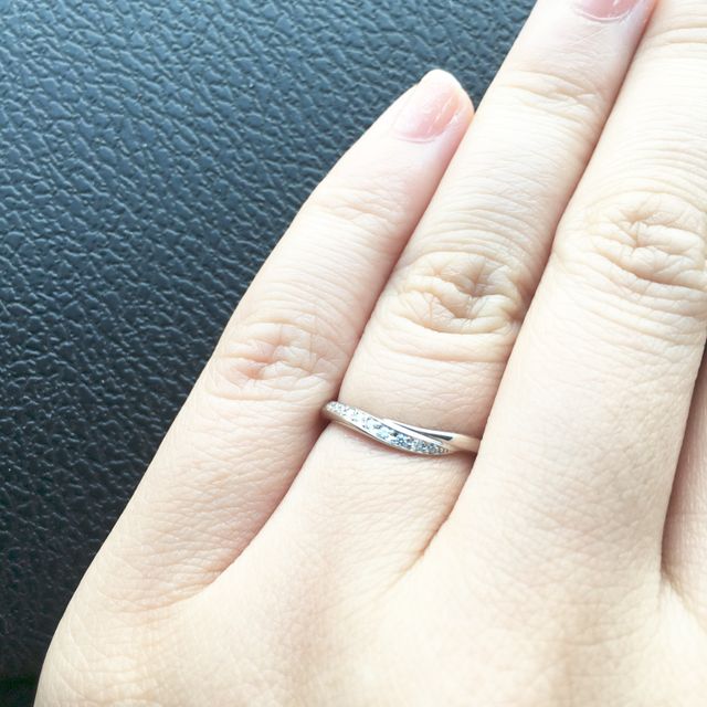 【Quand de Mariage(クワンドゥマリアージュ)の口コミ】 細身で緩やかなカーブがあるデザインなので、指を細く長く見せてくれる所…