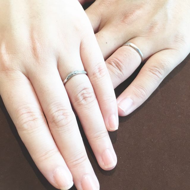 【Quand de Mariage(クワンドゥマリアージュ)の口コミ】 細身で緩やかなカーブがあるデザインなので、指を細く長く見せてくれる所…