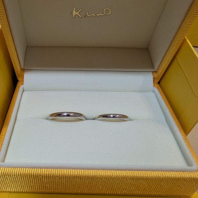 【ケイウノ ブライダル(K.UNO BRIDAL)の口コミ】 金とプラチナのハーフ&ハーフが良い感じでつけた時にちらっと見えると…
