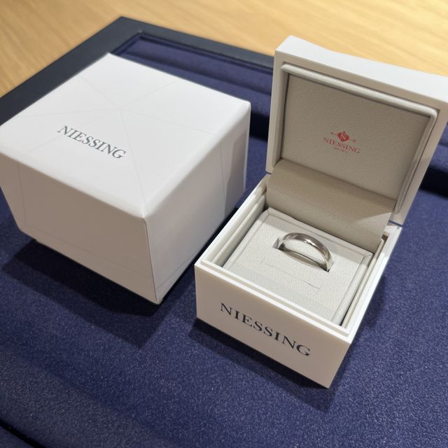 【NIESSING(ニーシング)の口コミ】 男性でも飽きがこないシンプルなデザインと重厚感。
指輪を付けている感覚…