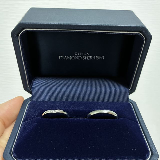 【銀座ダイヤモンドシライシの口コミ】 レディースは7石のメレダイヤが控えめながらも上品に輝き、婚約指輪と重ね…