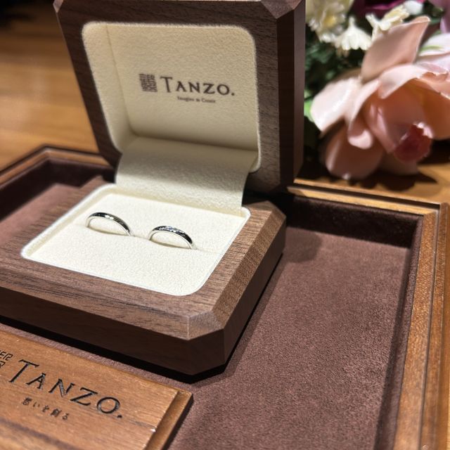 【TANZO.(鍛造指輪)の口コミ】 婚約指輪と綺麗に重ね付けさせたかったので、Vラインの指輪にした。婚約指…
