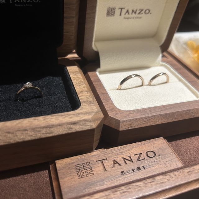 【TANZO.(鍛造指輪)の口コミ】 コーラルピンク、ウェーブの結婚指輪です。
婚約指輪は、腕つめ一体のデザ…